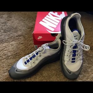 Brand new nike air max axis